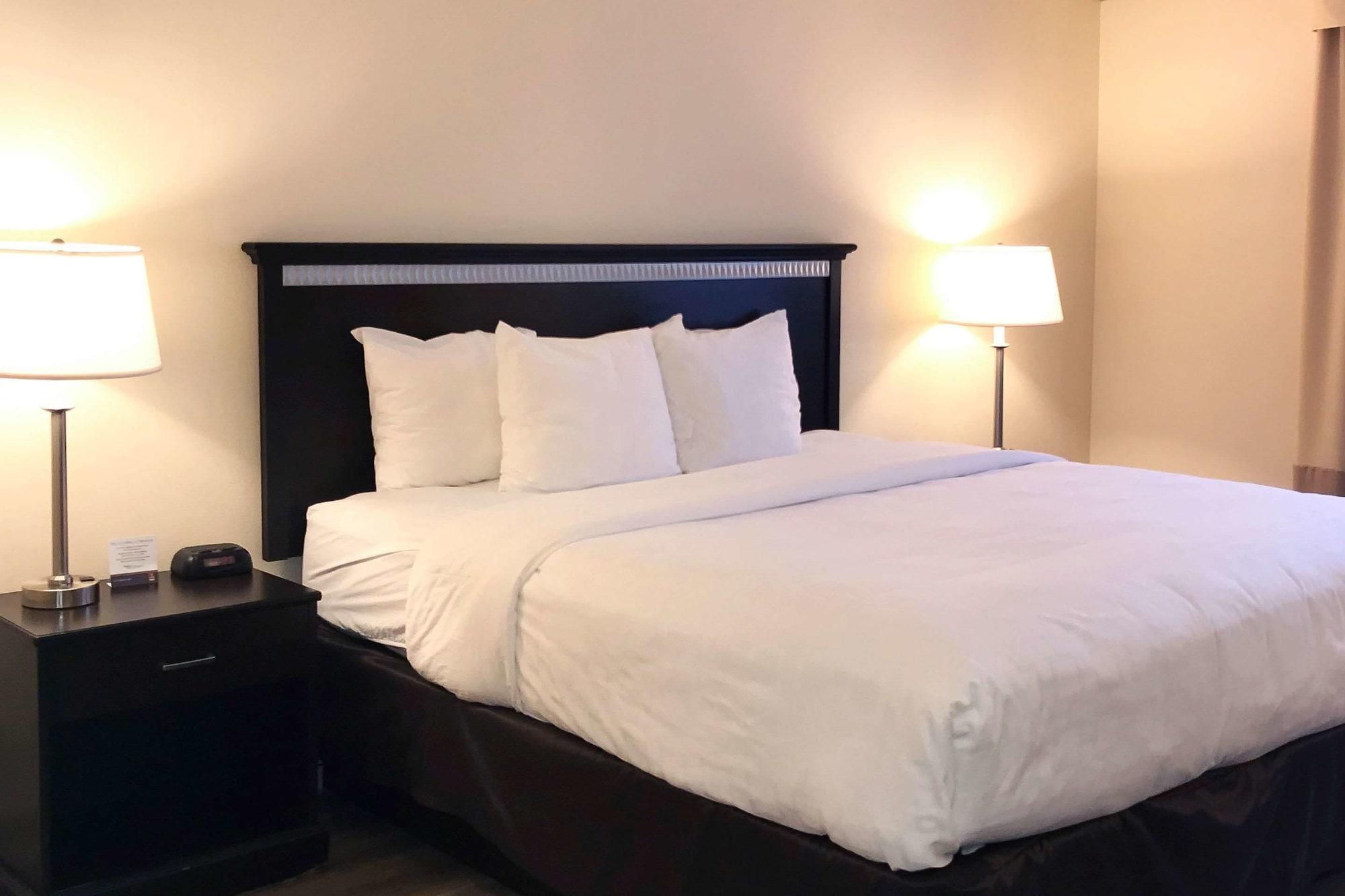 Clarion Hotel & Conference Center Toms River Bagian luar foto