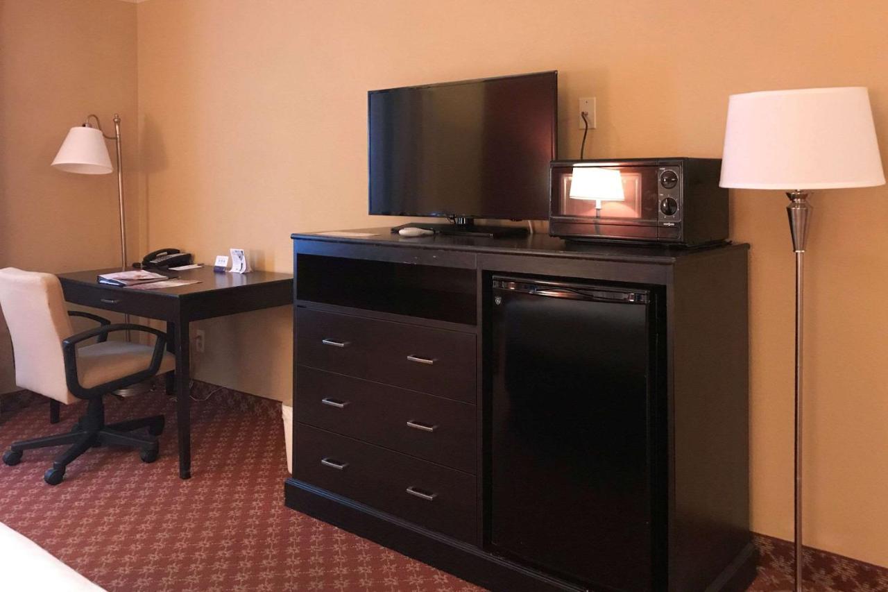 Clarion Hotel & Conference Center Toms River Bagian luar foto